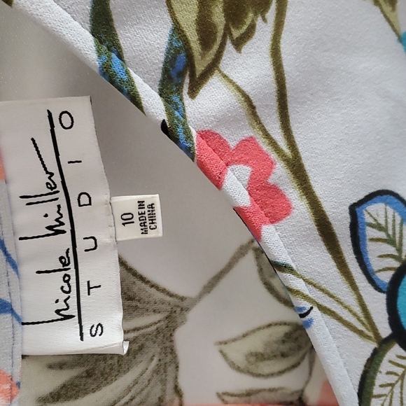 Pretty pale blue floral v neck dress by Nicole Miller. Excellent condition! - Picture 2 of 8